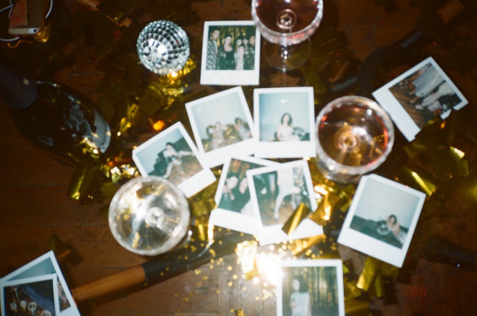 Foto di festa con polaroid, bicchieri e coriandoli dorati che celebrano i momenti speciali dell'anno e il calcolo delle settimane.