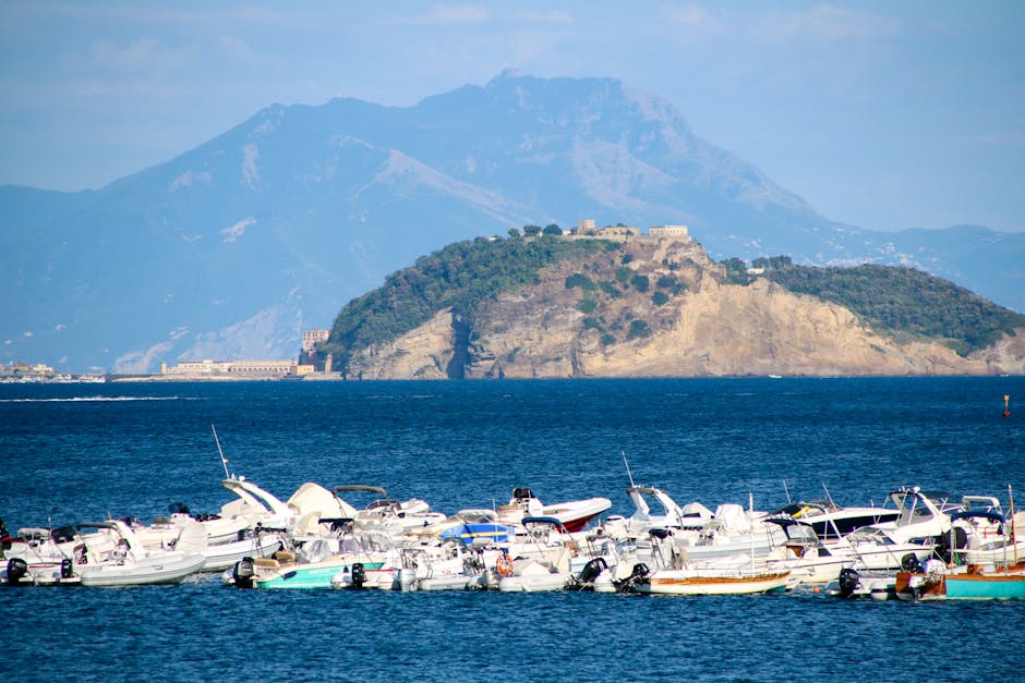 Panorama dei Campi Flegrei con barche ormeggiate e Monte di Procida sullo sfondo dopo il terremoto a Pozzuoli e Bacoli