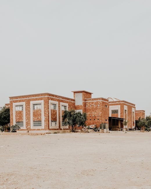 Edificio storico in mattoni rossi, esempio di architettura per lo studio delle prove strutturate di storia moderna