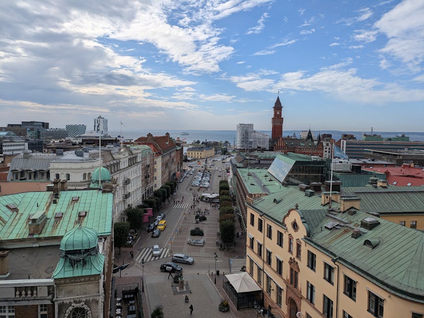 Vista aerea della città con la torre in primo piano, riferimento all'assedio e alla sua importanza strategica nella storia locale.