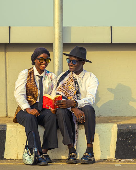 Due studenti sorridenti leggono un libro insieme, applicando strategie metacognitive per un apprendimento efficace e collaborativo.