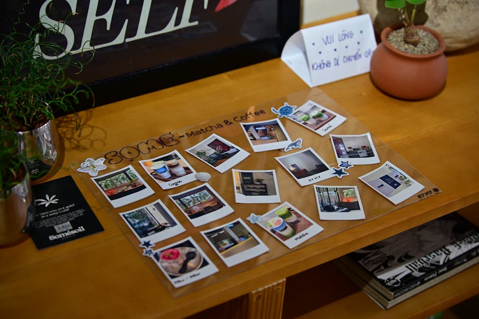 Polaroid con momenti di vita e scritte motivazionali, piante e libri sullo sfondo. Ispirazione per l'autorealizzazione personale.