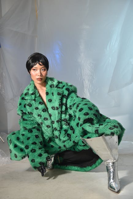 Educatrice innovativa con cappotto verde leopardato e stivali futuristici, simbolo di un nuovo approccio all'insegnamento secondario.