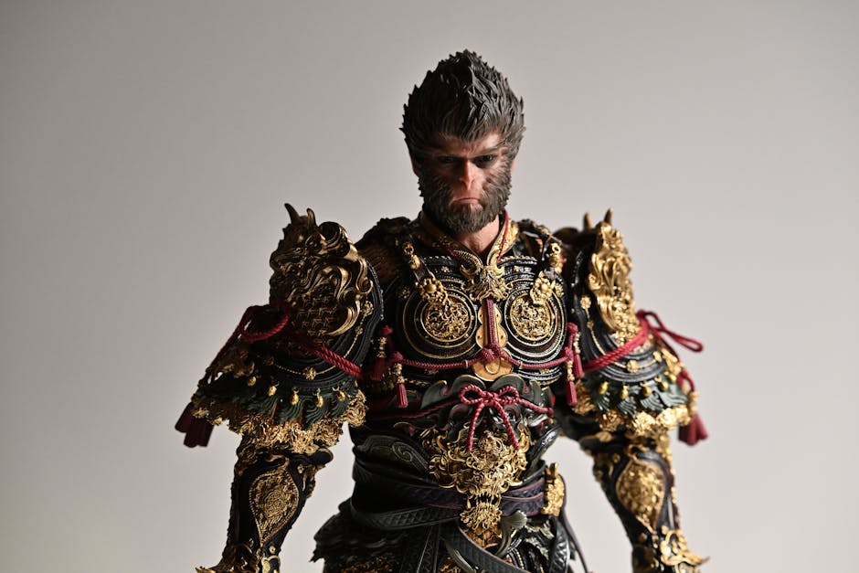 Statua di Sun Wukong, il Re Scimmia, guerriero mitologico con armatura dorata, simbolo di forza e astuzia nella mitologia orientale.