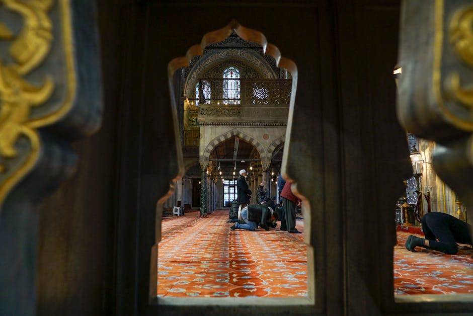 Interno di moschea con fedeli in preghiera, riflessioni sulla fede e il contesto storico delle crociate e i loro risultati politici