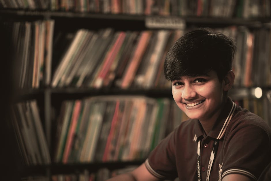 Studente sorridente in biblioteca: strategie personalizzate per un rendimento scolastico unico e ottimizzato. Focus sull'apprendimento efficace.