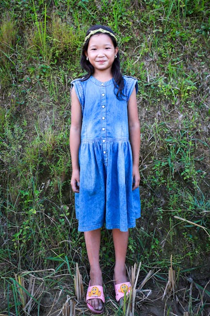 Ragazza asiatica in abito di jeans: simbolo di purezza e radici culturali nell'Eneide, metafora della fondazione di Roma.