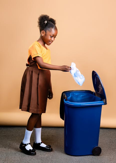 Ragazza getta plastica nel bidone blu: esempio di educazione al consumo critico e riciclo consapevole per bambini.