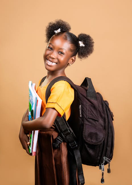 Studentessa sorridente con zaino e libri, simbolo di crescita e potenziale nell'istruzione scolastica. Sviluppo studenti.