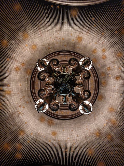 Lampadario circolare decorato su soffitto a cerchi concentrici con stelle dorate, illustrazione formule cerchio