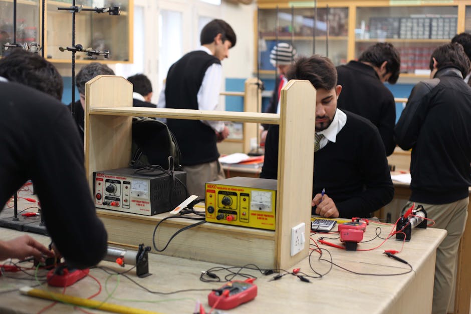 Studenti in laboratorio di fisica: calcoli e strumenti per la conversione da metri a metri quadri in ambito scientifico