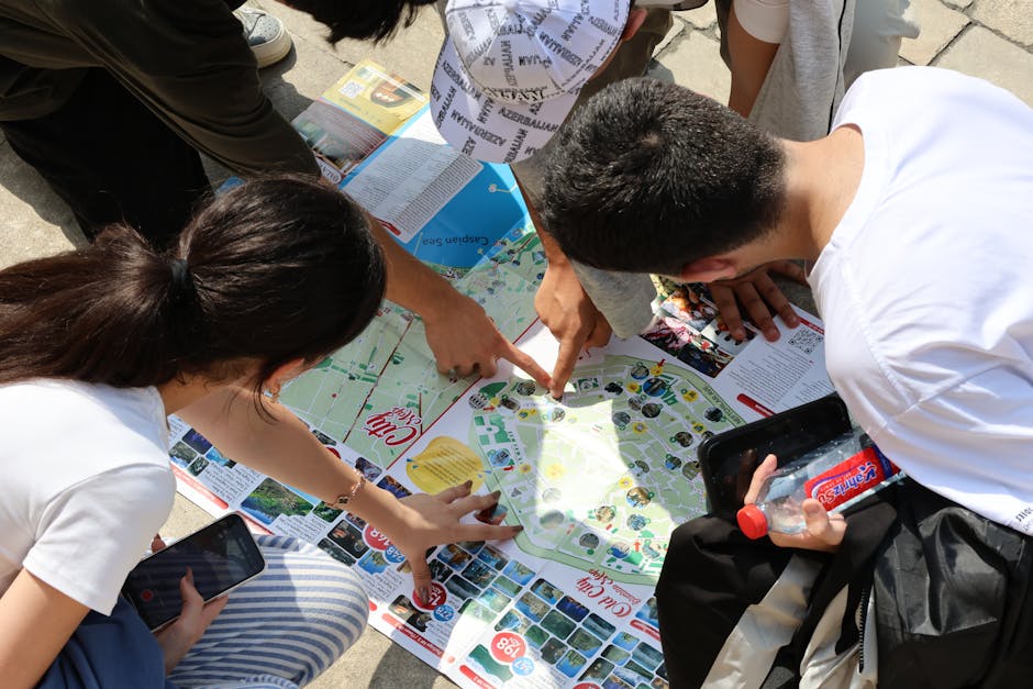 Gruppo di persone che studiano una mappa della città, potenzialmente calcolando distanze sferiche per un progetto didattico.