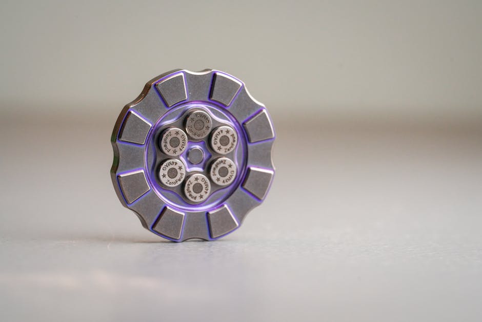 Oggetto circolare con sezioni radiali e elementi interni circolari, illustrazione del concetto di circonferenza e cerchio nell'articolo.