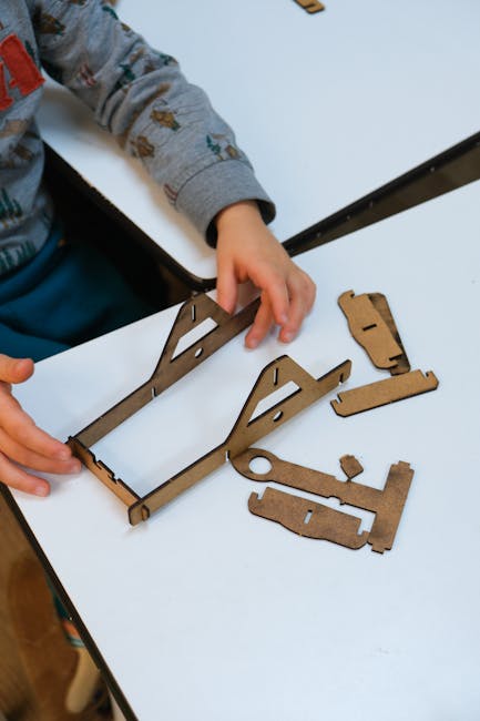 Bambino che assembla un modello in legno, approccio didattico interattivo per stimolare creatività e innovazione nell'apprendimento.
