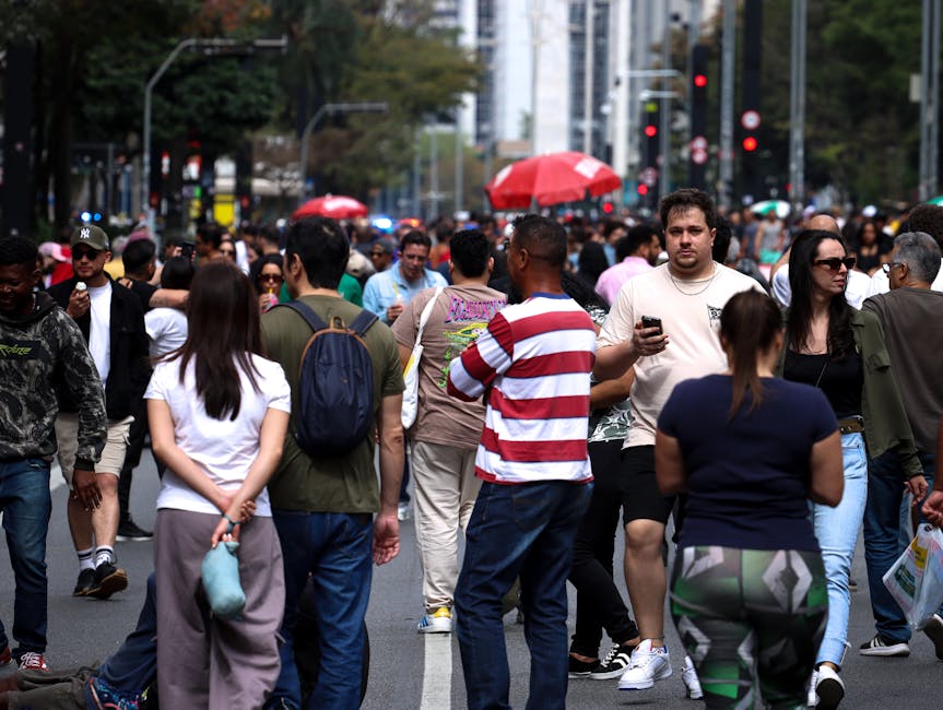 Folla di persone in strada: metafora visiva per problemi di diseguaglianza e ricerca di soluzioni comuni come il minimo comune multiplo