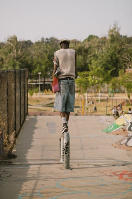 Uomo in equilibrio su un palo: metafora della libertà e responsabilità con la patente B, simbolo di movimento e autonomia.