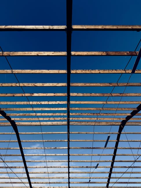 Struttura geometrica di legno che interseca il cielo azzurro, visualizzazione di semirette e piani nell'articolo sulla definizione di semiretta.