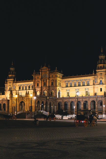 Piazza di Spagna a Siviglia illuminata di notte, simbolo del potere e delle rotte commerciali durante le Crociate