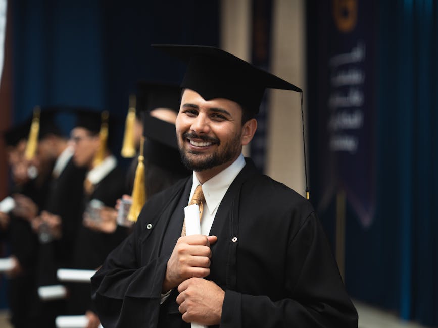 Studente sorridente con toga e tocco durante la cerimonia di laurea, simbolo di successo e valutazione positiva nel percorso educativo