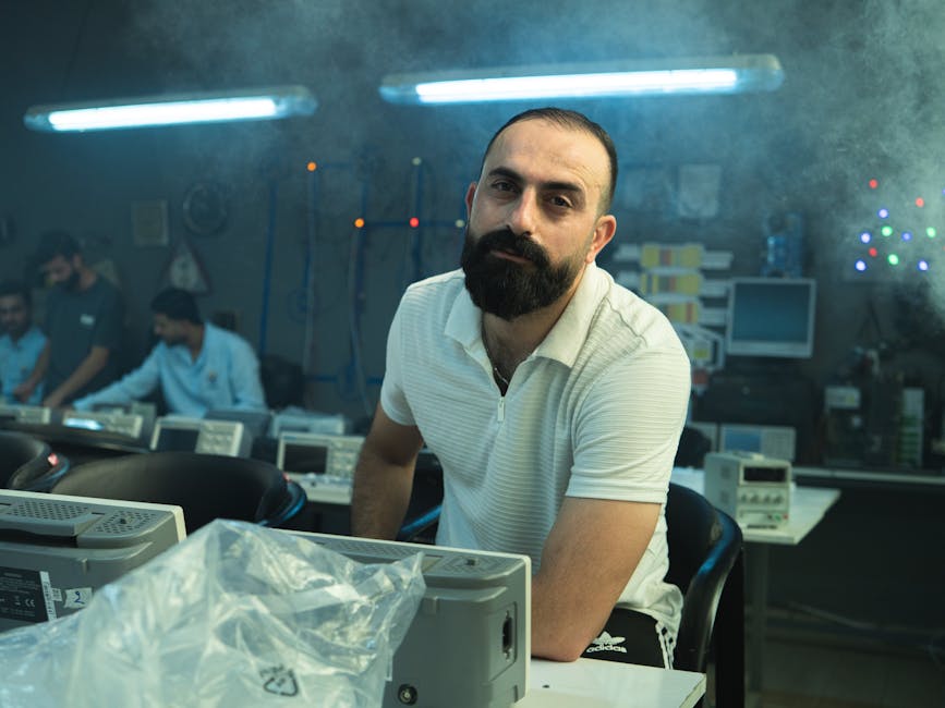 Uomo barbuto in laboratorio: un esempio di apprendimento pratico per l'educazione degli adulti e sviluppo di competenze tecniche.