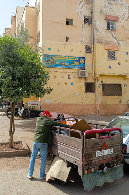 Trasporto eco-friendly a Libre KG: uomo con carretto artigianale, soluzione sostenibile per la comunità locale e l'ambiente.