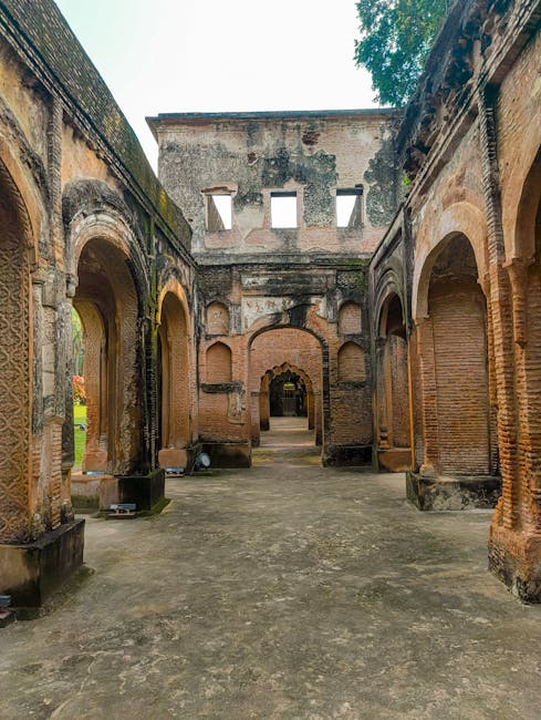 Architetture prussiane in rovina: testimonianza di un'eredità culturale inestimabile con archi in mattoni e dettagli storici unici.