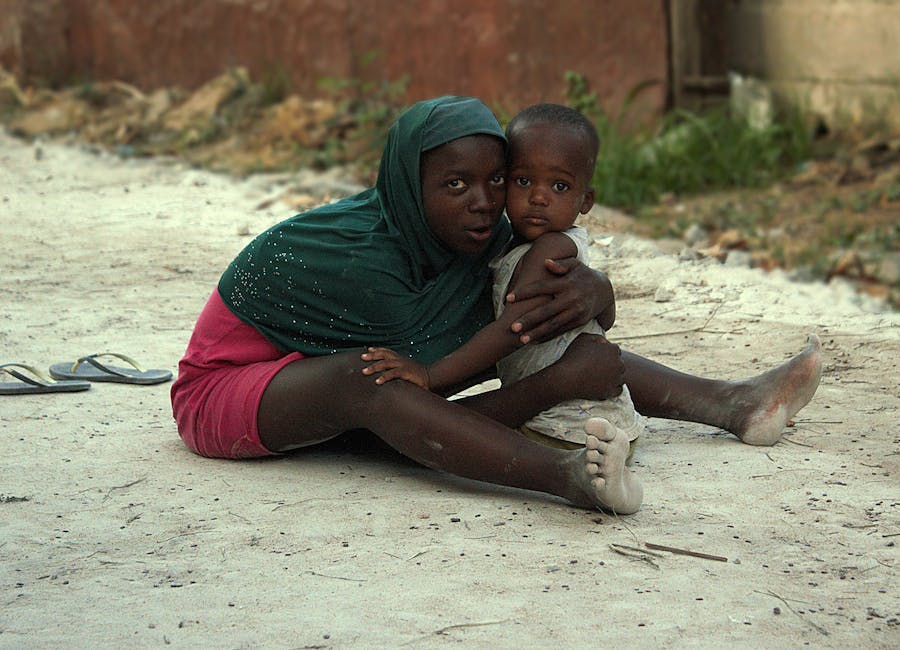 Sorella maggiore protegge il fratellino: un legame familiare indissolubile e pieno d'amore, simbolo dell'importanza della famiglia.
