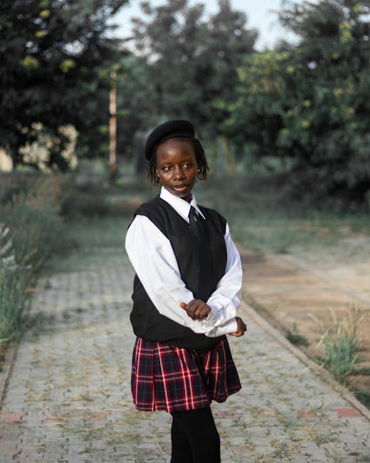 Studentessa con divisa scolastica e berretto nero, abbonamento ATAC mensile per studenti agevola il percorso accademico a Roma