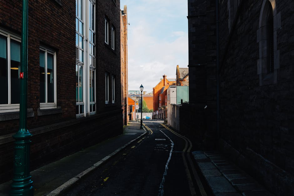 Analogia visiva tra il raggio di una circonferenza e la prospettiva di una strada stretta con edifici alti ai lati.