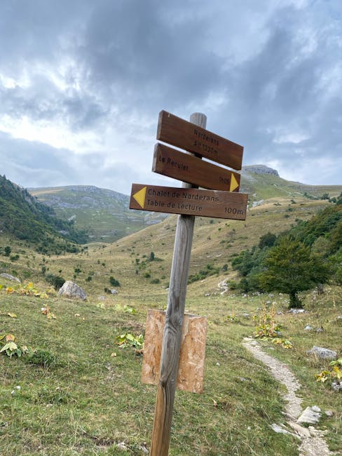 Segnavia in montagna con indicazioni per Narderans e Le Reculet, utile per calcolare la pendenza del percorso escursionistico in gradi.