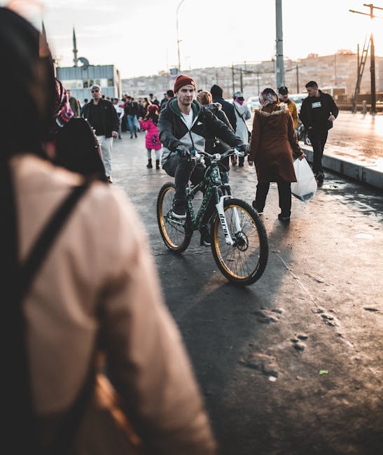 Studente in bici nel traffico urbano: alternativa economica all'abbonamento ATAC per studenti, mobilità sostenibile.