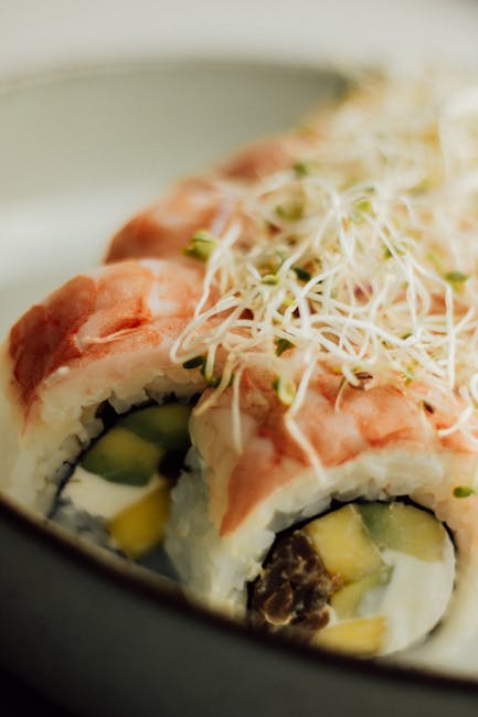 Sushi roll con gamberi, avocado e germogli, ideale per accompagnare il riso cotto dopo la pesatura da crudo.
