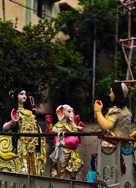 Sculture di divinità indù su un carro, simbolo di prosperità e entrate pubbliche, cultura e tradizioni orientali