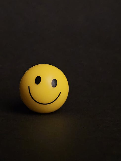 Sfera gialla sorridente su sfondo nero, esempio visivo per il calcolo del raggio di una sfera in geometria