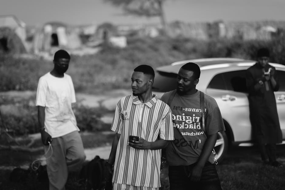 Gruppo di persone in un contesto rurale, riflessioni etiche sulla vita e la comunità, immagine in bianco e nero per articolo di bioetica.