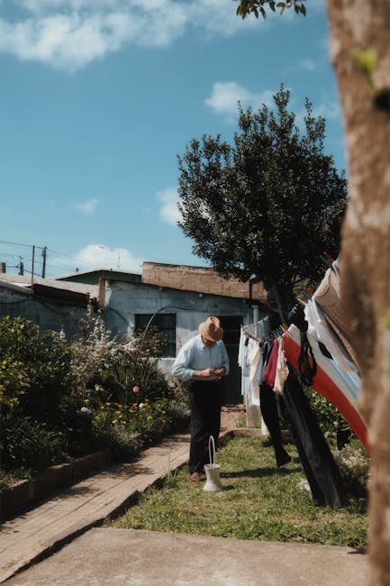 Uomo anziano con cappello conta denaro in giardino, simbolo di onestà e legalità nella vita quotidiana.