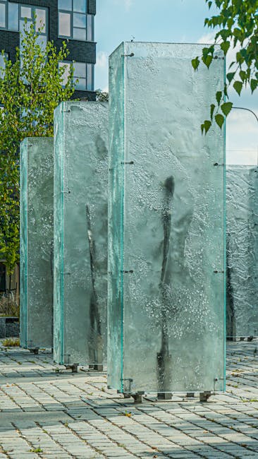Prismi rettangolari in vetro artistico: esempio di applicazione e design innovativo per spazi pubblici e architettura moderna.