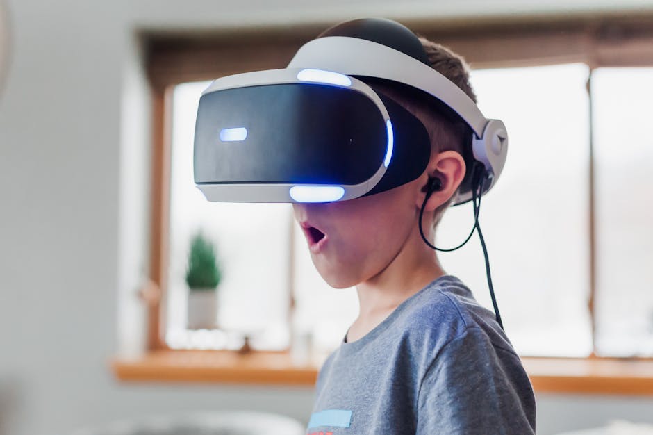 Bambino stupito con visore VR: esplorando nuove realtà virtuali e approcci innovativi per il futuro del gaming e dell'intrattenimento.