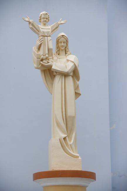 Statua della Madonna col Bambino a Paupisi, simbolo di speranza e protezione dopo la tragedia familiare che ha colpito la comunità.