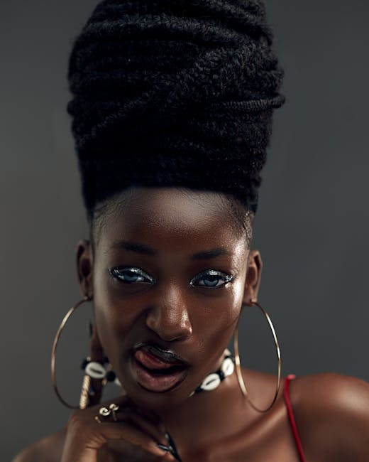 Ragazza con smalto nero e acconciatura afro alta, espressione di libertà e stile personale a scuola, gioielli e sguardo intenso.