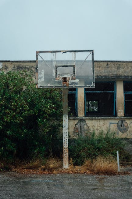 Vecchio campo da basket abbandonato, simbolo di diritti negati e ferie non godute per i docenti precari.