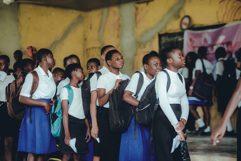 Studentesse africane in fila a scuola, focus sul divario di genere e INVALSI 2025 per l'analisi delle performance scolastiche.
