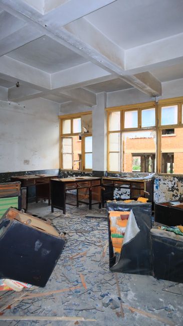 Vandalismo sistematico alla scuola primaria di Volpago: oltre 40 vetrate danneggiate e corsa contro il tempo per il rientro