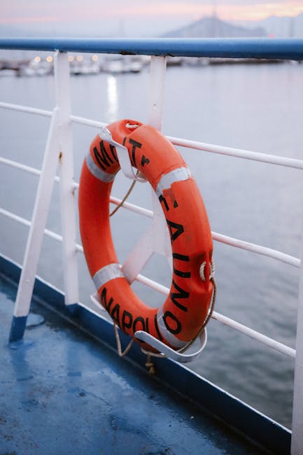 Nuovo raid vandalico in un asilo di Napoli: danni agli addobbi natalizi e convocazione del tavolo sulla sicurezza da parte del Prefetto