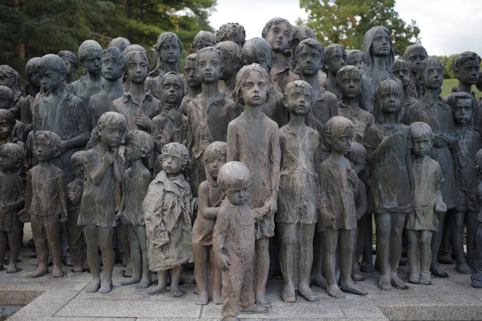 Scultura commemorativa di bambini, simbolo di innocenza perduta e memoria delle vittime di tragedie come Cutro
