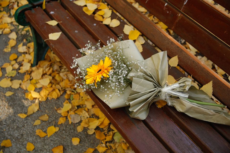 Fiori sul banco: addio al ragazzo di 14 anni morto in moto a Manfredonia