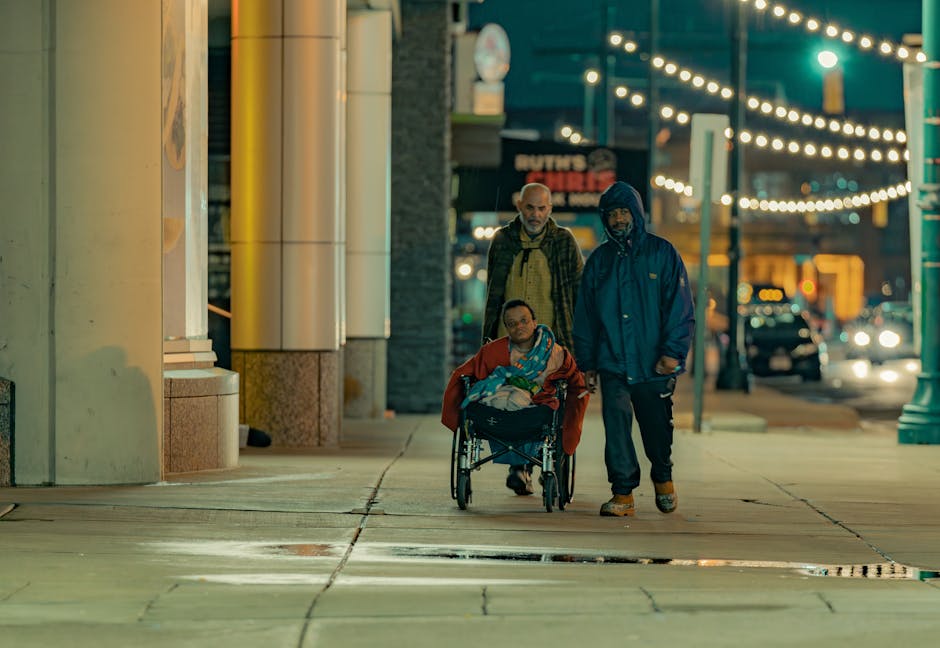 Persone senzatetto in città di notte, riflesso della vulnerabilità e della forza umana, legame con Gabriele e la sua missione di sostegno.