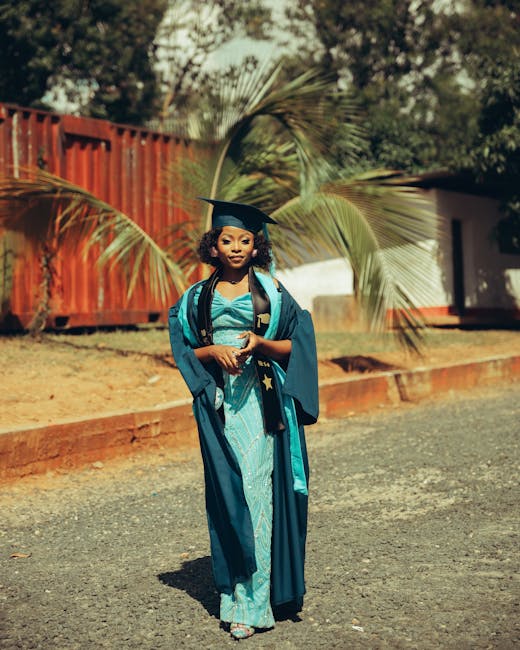 Studentessa laureata con toga e tocco, simbolo di successo e inclusione scolastica per un futuro senza barriere.