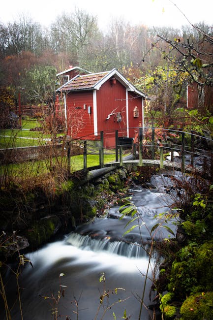 Candidatura supplenze docenti.it: casetta rossa immersa nel verde con ruscello, metafora di un incarico in un ambiente sereno e stimolante.
