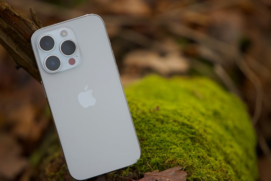 Smartphone moderno su muschio verde, metafora della tecnologia per la preparazione al TFA Sostegno e aggiornamenti Indire